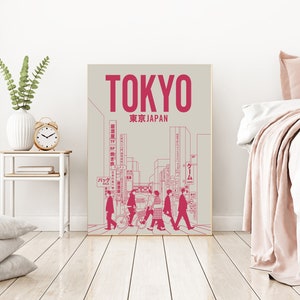K&ouml;nnte beinhalten: Ein minimalistisches Poster in Rosa und Wei&szlig; mit dem Text "TOKYO 東京 JAPAN" und einer Strichzeichnung einer Stra&szlig;enszene in Tokio, Japan. Das Poster zeigt eine Gruppe von Menschen, die eine Stra&szlig;e entlanggehen, mit Geb&auml;uden und Schildern im Hintergrund.