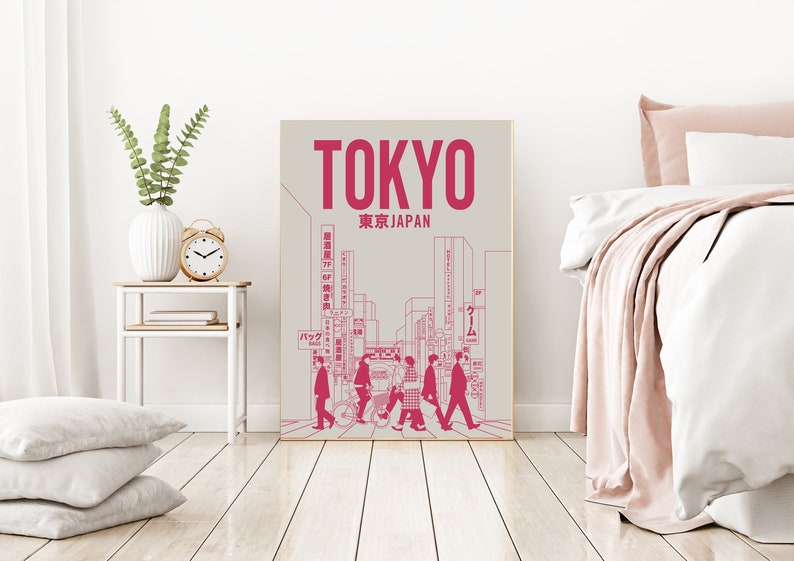 K&ouml;nnte beinhalten: Ein minimalistisches Poster in Rosa und Wei&szlig; mit dem Text "TOKYO 東京 JAPAN" und einer Strichzeichnung einer Stra&szlig;enszene in Tokio, Japan. Das Poster zeigt eine Gruppe von Menschen, die eine Stra&szlig;e entlanggehen, mit Geb&auml;uden und Schildern im Hintergrund.