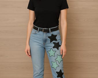 Vaqueros azules con estrellas negras y estrellas verdes brillantes