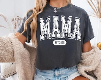 Maglietta Comfort Colors® Mama Est Year, regalo per la festa della mamma, maglietta personalizzata per la mamma, annuncio di gravidanza, regalo unico per la mamma, regalo di compleanno per la mamma