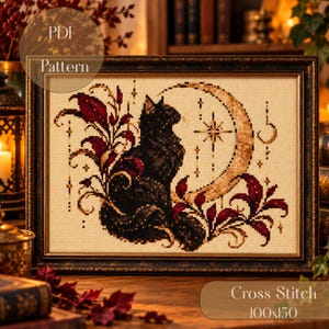 Könnte beinhalten: Ein Kreuzstichmuster mit einer schwarzen Katze vor einem goldenen Halbmond, umgeben von dunkelrotem Blattwerk und kleinen Sternakzenten. Das Motiv ist in einem dunklen Rahmen gefasst, mit dem Text PDF Pattern und Cross Stitch 100x150.