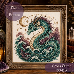 Könnte beinhalten: Ein gerahmtes Kreuzstich-PDF-Muster mit einem blaugrünen und violetten Drachen, der unter einem goldenen Halbmond und Sternen aus Meereswellen auftaucht. Das Design enthält den Text PDF Pattern und Cross Stitch 150x150 in den Bildecken.