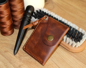 WİZARD, EDC Paracords Minimalist wallet is made of natural crazy leather.