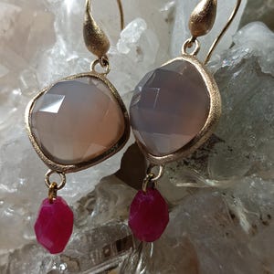 Vintage sterling Silver Frosted Gold Faceted Lavender Chalcedony/Ruby Dangler Fish Hook Earring 2"