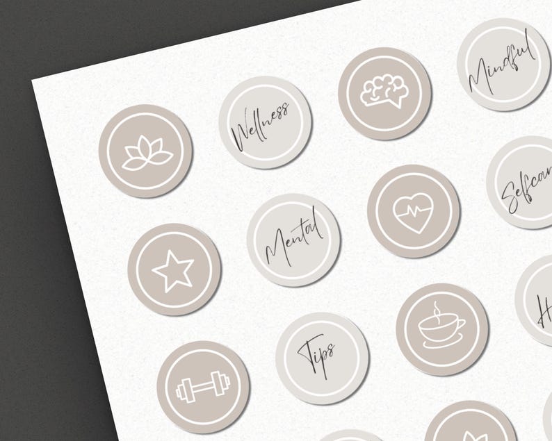 Op de afbeelding: Een set van 12 beige ronde social media-iconen met witte contouren en zwarte tekst. De iconen bevatten verschillende wellness-gerelateerde symbolen, waaronder een lotusbloem, een brein, een hart met een hartslag, een ster, een halter, een kopje thee en de woorden "Wellness", "Mindful", "Zorg voor jezelf", "Mentaal", "Tips" en "Gezondheid".
