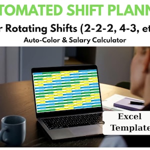 Puede incluir: Ordenador portátil que muestra un planificador de turnos codificado por colores con el texto "AUTOMATED SHIFT PLANNER" y "Excel Template". Una taza azul y un cuaderno están sobre la mesa. El planificador está diseñado para turnos rotativos.