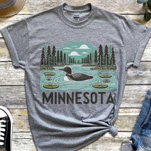 Minnesota See und Loon T-Shirt, Natur inspiriertes T-Shirt, Wildtier Geschenk Shirt, Minnesota Souvenir, Outdoor Abenteuer, Unisex T-Shirt aus schwerer Baumwolle