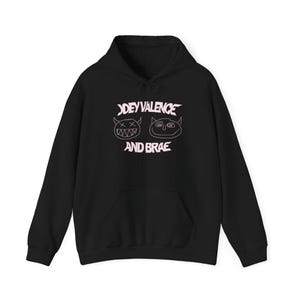 Puede incluir: Sudadera con capucha negra con un diseño gráfico rosa con el texto "Joey Valence and Brae" y dos caras de dibujos animados.