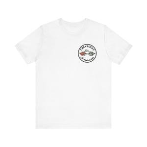 Könnte beinhalten: Weißes T-Shirt mit einem kreisförmigen Logo. Das Logo zeigt das Wort "Chevrolet" über zwei karierten Flaggen und das Wort "Impala" darunter, in Schwarz, Rot und Weiß. Das T-Shirt hat einen Rundhalsausschnitt.