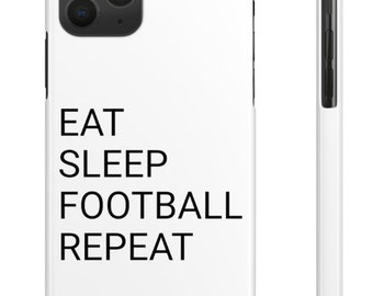 Puede incluir: Funda de teléfono blanca con las palabras "EAT SLEEP FOOTBALL REPEAT" en negro. La funda tiene un recorte para la cámara y botones negros. Una funda protectora para un teléfono móvil.