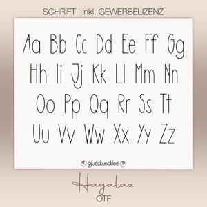 Puede incluir: Una fuente de alfabeto en blanco y negro con las letras A a Z en mayúsculas y minúsculas. La fuente se llama "Hagalaz" y está disponible en formato OTF.