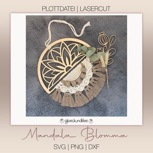 Könnte beinhalten: Ein Wandbehang mit Mandala-Motiv aus Holz mit einem lasergeschnittenen Blumendesign. Das Design ist teilweise mit Makramee und Fransen in neutralen Tönen gefüllt. Der Text "Mandala Blomma" wird darunter angezeigt, zusammen mit "SVG | PNG | DXF".