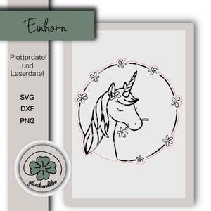 Puede incluir: Dibujo lineal en blanco y negro de la cabeza de un unicornio dentro de una corona floral. La imagen incluye la palabra alemana "Einhorn" y opciones de tipo de archivo: SVG, DXF y PNG. También hay un logotipo con un trébol de cuatro hojas.