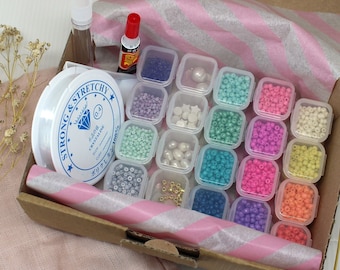 Kit de manualidades con cuentas grandes, colorido y versátil para crear joyas, con multitud de accesorios. Disponible en versiones Clásica y Divertida.