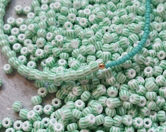 Preciosa Perlen Striped 8/0 2,9mm, Perlen gestreift, Perlen weiß grün gestreift, Striped Seed Beads, Color Code 03851, 10 Gramm