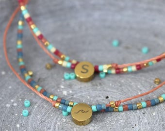 Pulsera de macramé con cuentas doradas y letra, pulsera verano Ibiza, pulsera de cuentas Miyuki con letra, joyas para surfistas, joyas con olas