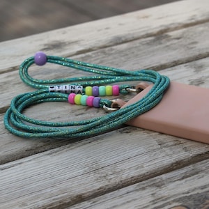 Universal Handykette mit Name und Karabiner, Handykette Name, Handykordel zum Umhängen, Handyband personalisierbar mit Befestigung