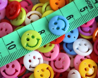 Colgantes sonrientes coloridos 15 piezas, resina sonriente, colgante acrílico sonriente, sonriente de neón, cuenta sonriente, amuleto sonriente, sonriente para manualidades