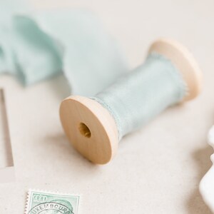 Nastro di seta verde salvia con bordi sfrangiati, ideale per fotografie flatlay, bouquet da sposa, nastro per inviti di nozze, largo 4 cm