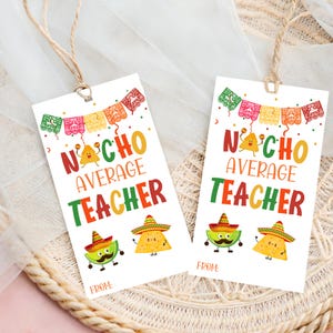 Peut inclure: Deux étiquettes cadeaux blanches avec le texte "Nacho Average Teacher" en rouge, orange et vert. Les étiquettes présentent des nachos et des citrons verts de dessins animés portant des sombreros. Une bannière colorée est suspendue au-dessus du texte. Chaque étiquette a une ficelle.