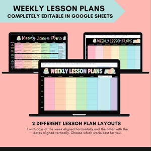 Op de afbeelding: Drie laptops met wekelijkse lesplan sjablonen. De tekst "WEEKLY LESSON PLANS" staat bovenaan de afbeelding. De lesplannen zijn gecodeerd op kleur en bewerkbaar in Google Sheets. De afbeelding vermeldt ook "2 DIFFERENT LESSON PLAN LAYOUTS".