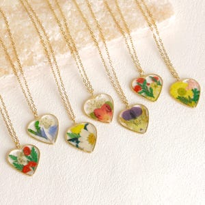 Heart Pressed Flower Pendant Necklace - Birth Month Flower Necklace - Birthflower Gift - Personalized Gift For Her - Bridesmaid Gifts