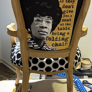 Individueller Polsterstuhl Shirley Chisolm