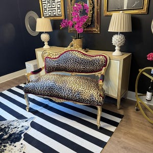 Sofá elegante com estampa de leopardo
