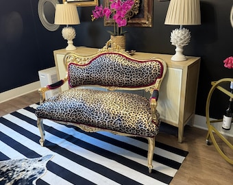 Elegancka kanapa z nadrukiem w panterkę