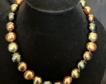 Handgemaakte schelpparelketting: koper en nachtgroen, kralen van 19 mm