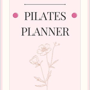 Könnte beinhalten: Ein Pilates-Planer mit hellrosa Hintergrund und weißem Rand. Die Worte "PILATES PLANNER" sind in Schwarz, mit einer Linie darüber und zwei rosa Kreisen. Eine florale Illustration befindet sich unten.