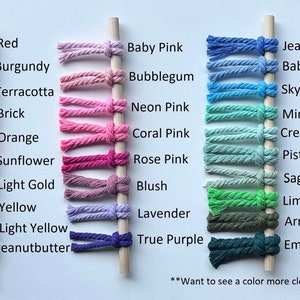 Peut inclure: Un nuancier pr&eacute;sentant une vari&eacute;t&eacute; de couleurs de cordons macram&eacute;. Le nuancier comprend des nuances de marron, de rouge, de rose, de bleu, de vert et de gris, avec des noms tels que "Baby Pink", "Azure" et "Emerald". Le texte "Vous voulez voir une couleur de plus pr&egrave;s ? Envoyez-moi un message pour que je puisse partager !" est &eacute;galement visible.