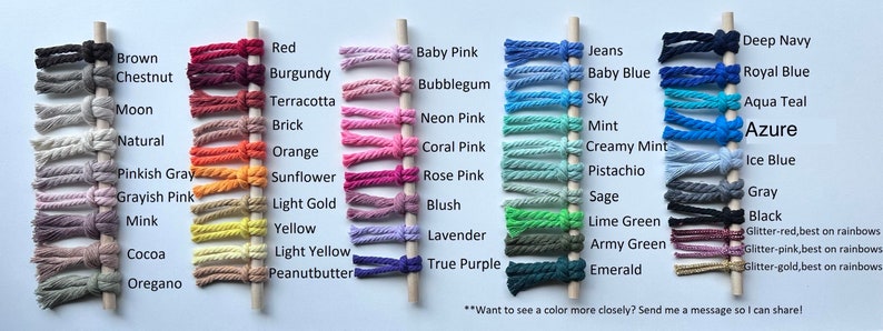 Peut inclure: Un nuancier pr&eacute;sentant une vari&eacute;t&eacute; de couleurs de cordons macram&eacute;. Le nuancier comprend des nuances de marron, de rouge, de rose, de bleu, de vert et de gris, avec des noms tels que "Baby Pink", "Azure" et "Emerald". Le texte "Vous voulez voir une couleur de plus pr&egrave;s ? Envoyez-moi un message pour que je puisse partager !" est &eacute;galement visible.