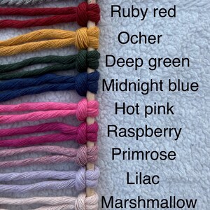 Peut inclure: Un nuancier de cordons macram&eacute; nou&eacute;s de diff&eacute;rentes couleurs, dont gris clair, rouge rubis, ocre, vert fonc&eacute;, bleu nuit, rose vif, framboise, primev&egrave;re, lilas, guimauve et naturel. Le texte "Pour comparaison" est &eacute;galement inclus.