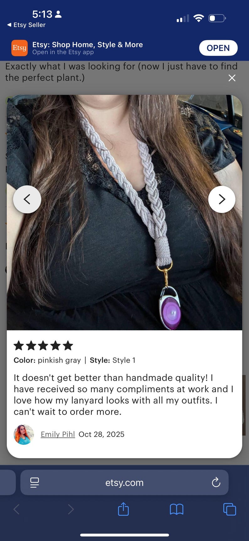 Peut inclure: Un cordon de cou tress&eacute; gris ros&eacute; avec un fermoir dor&eacute; et un pendentif violet et argent&eacute;. Le cordon est fait d'un mat&eacute;riau &eacute;pais et tiss&eacute;. L'application Etsy est ouverte en arri&egrave;re-plan.