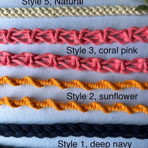 Peut inclure: Gros plan sur cinq styles de cordons macram&eacute; de diff&eacute;rentes couleurs. Les styles incluent naturel, rose corail, tournesol et bleu marine fonc&eacute;. Chaque style est &eacute;tiquet&eacute;. Les cordons sont pr&eacute;sent&eacute;s sur une surface blanche.