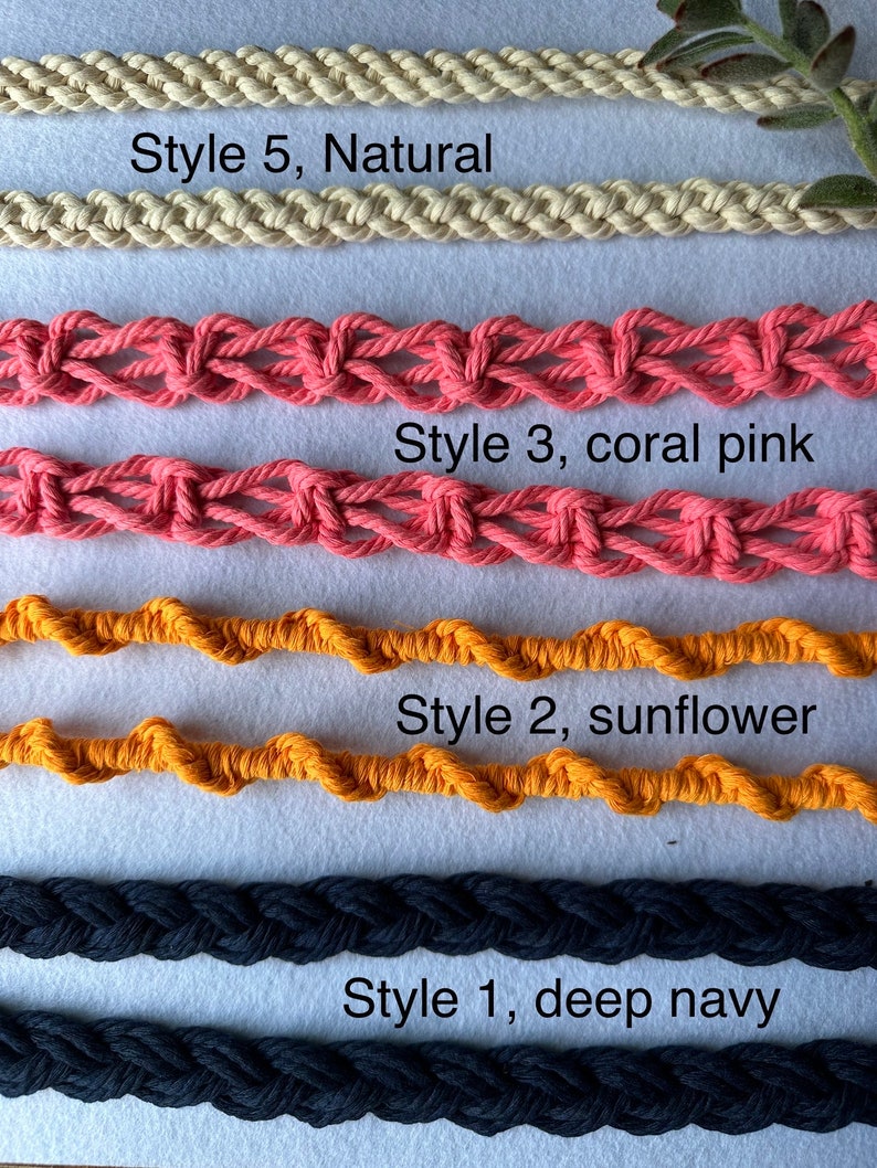 Peut inclure: Gros plan sur cinq styles de cordons macram&eacute; de diff&eacute;rentes couleurs. Les styles incluent naturel, rose corail, tournesol et bleu marine fonc&eacute;. Chaque style est &eacute;tiquet&eacute;. Les cordons sont pr&eacute;sent&eacute;s sur une surface blanche.