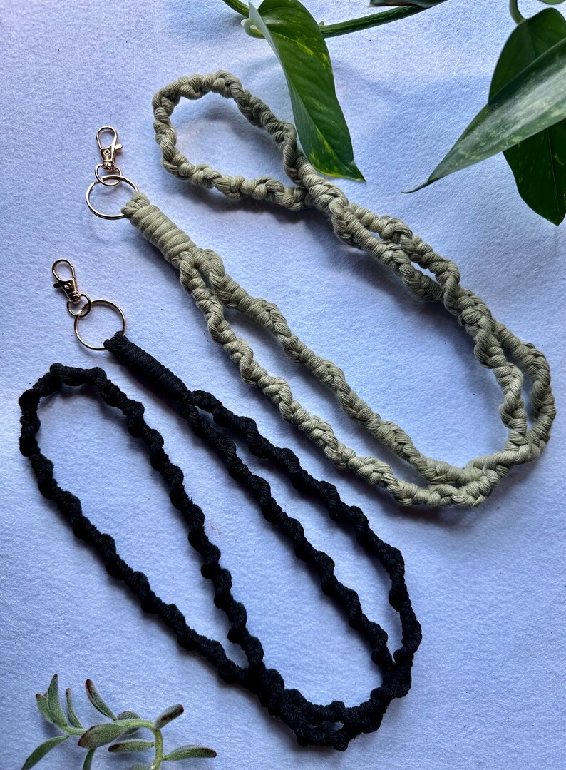Peut inclure: Deux cordons en macram&eacute; sont pr&eacute;sent&eacute;s. L'un est noir, l'autre vert. Les deux ont une boucle et un fermoir dor&eacute;. Les cordons sont faits de corde torsad&eacute;e et conviennent pour tenir des cl&eacute;s ou un badge d'identification.