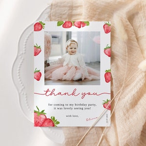 Carte de remerciement pour le premier anniversaire des baies avec photo, carte photo sur le thème de la fête d'anniversaire aux fraises, téléchargement immédiat H073