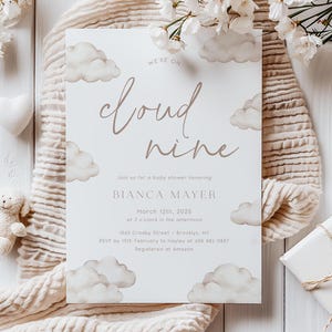 Peut inclure: Une invitation de fête prénatale blanche avec un motif de nuage brun. Le texte indique "We're on cloud nine" et comprend le nom Bianca Mayer, la date du 12 mars 2025 et l'heure 15h00. L'invitation comprend également l'adresse 1543 Crosby Street Brooklyn, NY, les informations RSVP et les informations de registre.