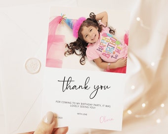 Pode incluir: Um cartão de agradecimento de aniversário com uma foto de uma criança sorrindo usando um chapéu de festa e uma camisa rosa com a frase "Happy Birthday to Me". O cartão inclui o texto "thank you" e uma mensagem personalizada. Um envelope branco e um selo de cera também são visíveis.
