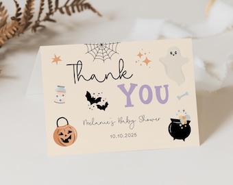 Może przedstawiać: Składana karta podziękowania na baby shower z motywem Halloween. Karta ma kremowe tło z ilustracjami dyni, nietoperzy, ducha i pajęczyny. Na karcie widnieje napis "Thank You" wraz ze szczegółami baby shower.