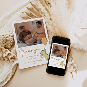 Pode incluir: Um cart&atilde;o de agradecimento com uma foto de um casal gr&aacute;vido e uma ilustra&ccedil;&atilde;o do Winnie the Pooh. O cart&atilde;o diz "Obrigado por nos encher de amor! Grace, Adam e nosso beb&ecirc;! 22-01-2024".