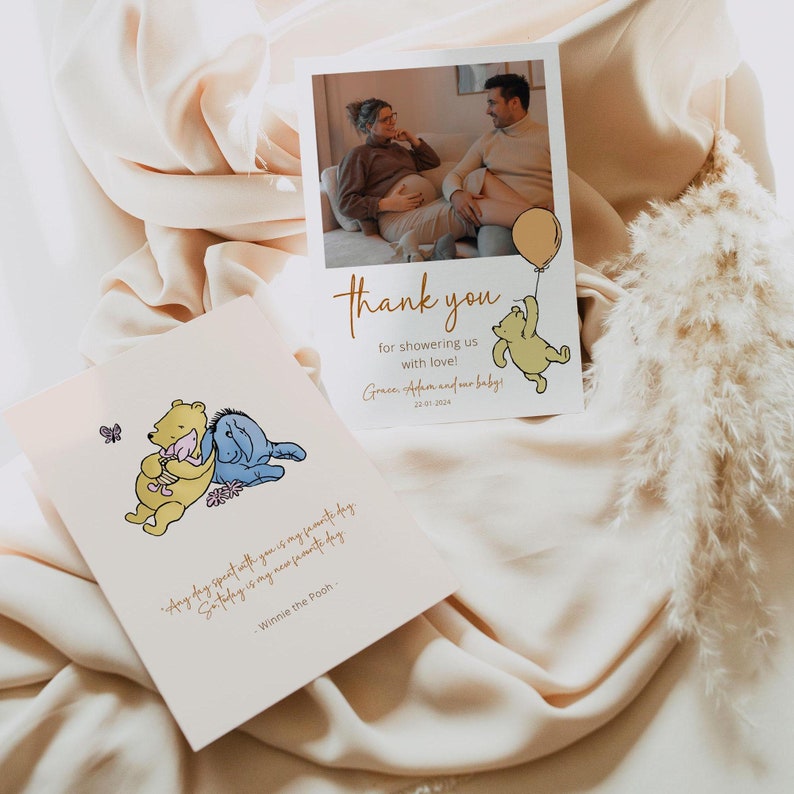 Pode incluir: Um cart&atilde;o de agradecimento para um ch&aacute; de beb&ecirc; do Winnie the Pooh com uma imagem do Winnie the Pooh e do Porquinho segurando um beb&ecirc;. O cart&atilde;o tem uma citaat do Winnie the Pooh: "Qualquer dia que passo com voc&ecirc; &eacute; meu dia favorito. S&aacute;bado &eacute; meu novo dia favorito."