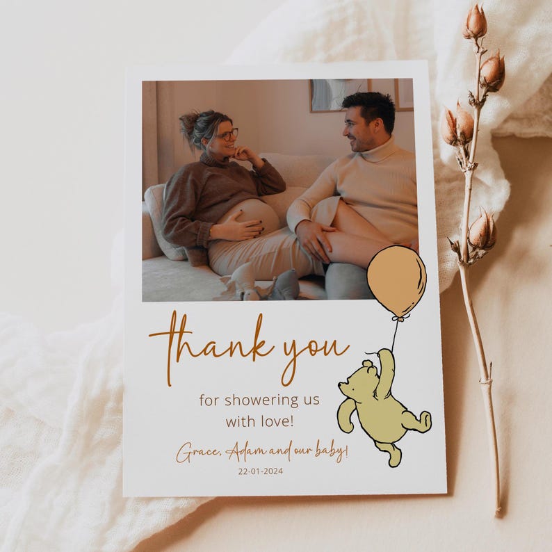 Pode incluir: Um cart&atilde;o de agradecimento com uma foto de uma mulher gr&aacute;vida e um homem. O cart&atilde;o apresenta um desenho animado do Winnie the Pooh segurando um bal&atilde;o. O texto do cart&atilde;o diz "Obrigado por nos dar uma chuva de amor! Grace, Adam e nosso beb&ecirc;! 22-01-2024"