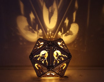 Luminária Sombra do Lobo Uivante: Lanterna Geométrica de Madeira, Decoração de Montanha