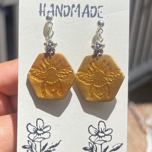 Gouden bungelende oorbellen Mooie handgemaakte oorbellen Bijenoorbellen Cadeau voor haar Cadeau voor bijenliefhebber Polymeerklei oorbellen Natuuraccessoires Schattig