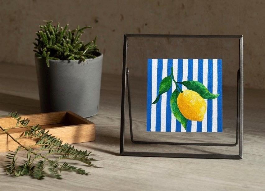 Handgemalte Zitronen-Kunst auf blauen Streifen – Sommer-Wanddeko