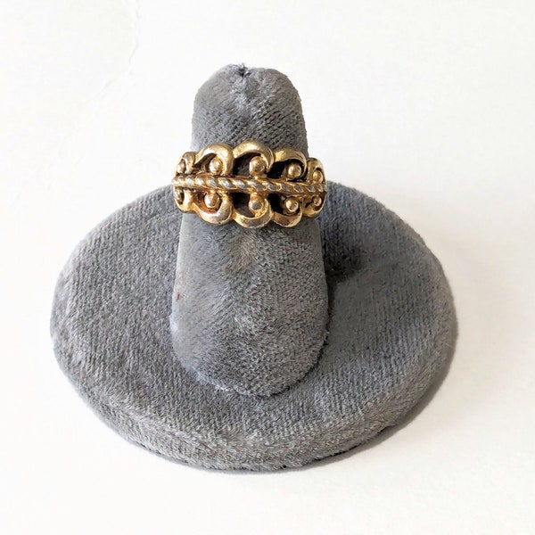 Vintage 70s Avon ring gold tone French Filigree 1977 scrolls band dome size 5 1/2