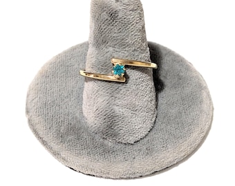 Vintage 70s Avon December birthstone accent ring blue Austrian Glass 1979 minimalist solitaire MCM gold tone stacking stack size 6